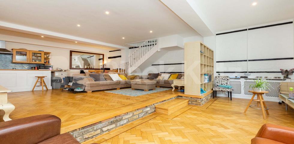 Stunning spacious 3 bed 2 bath with a huge lounge in Kentish Town. Highgate Road, Kentish Town